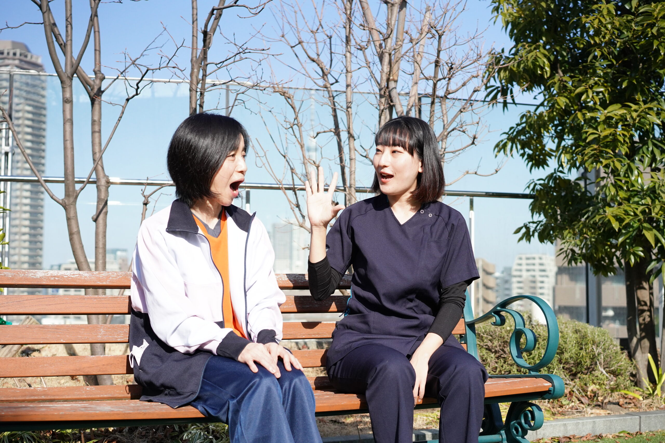 屋外で支援する言語聴覚士