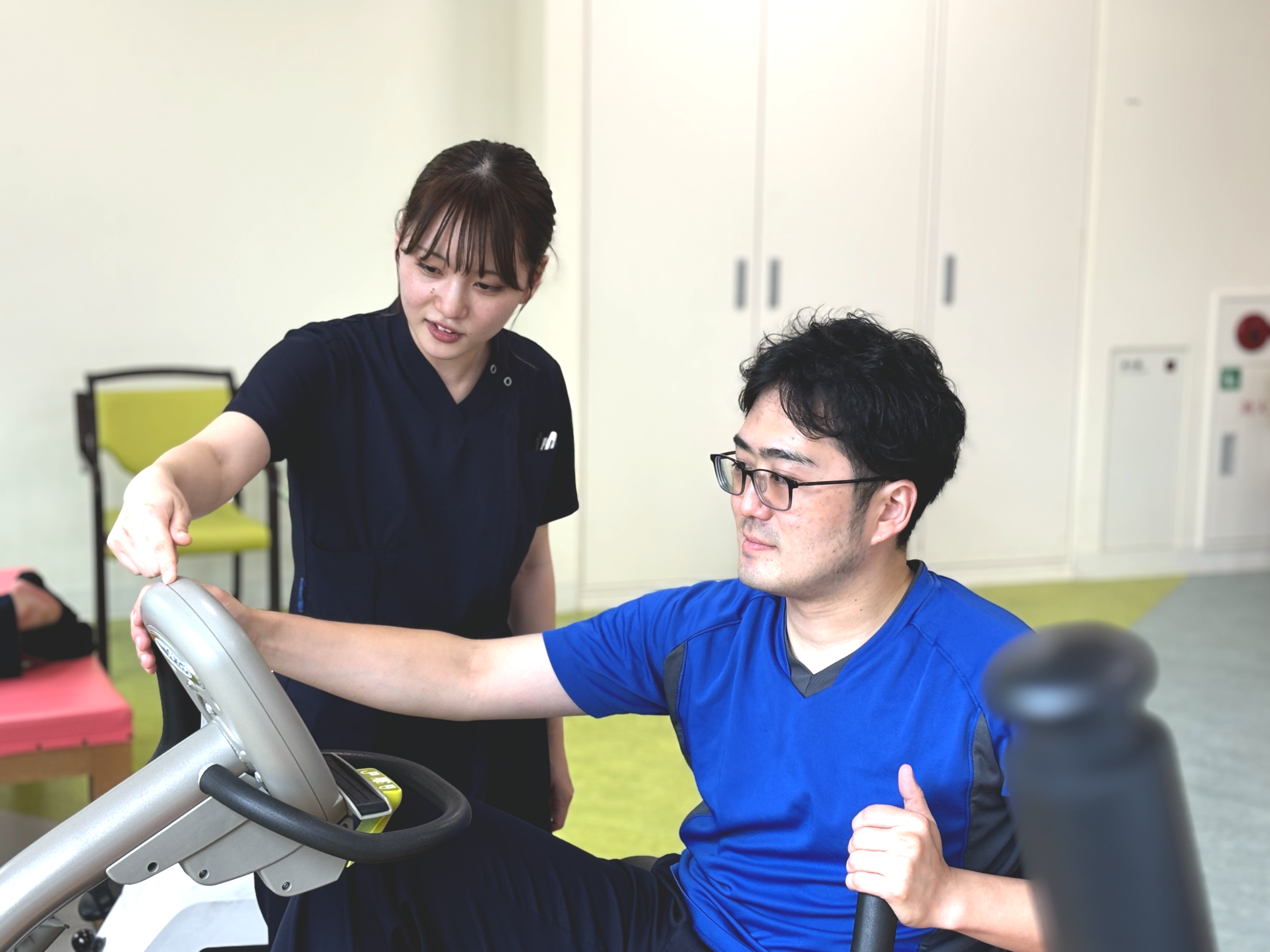患者さんに介入する理学療法士
