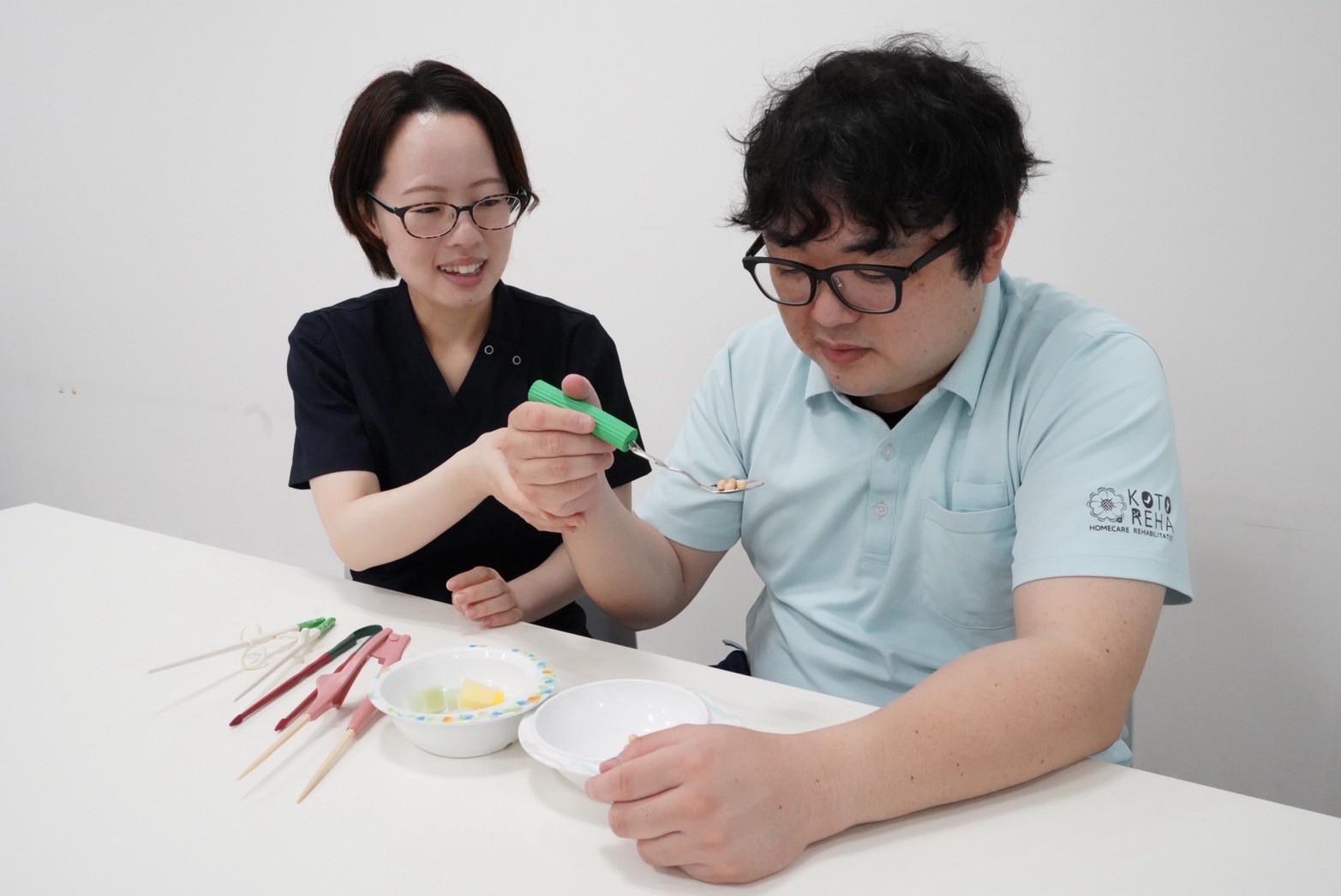 食事動作を支援する作業療法士