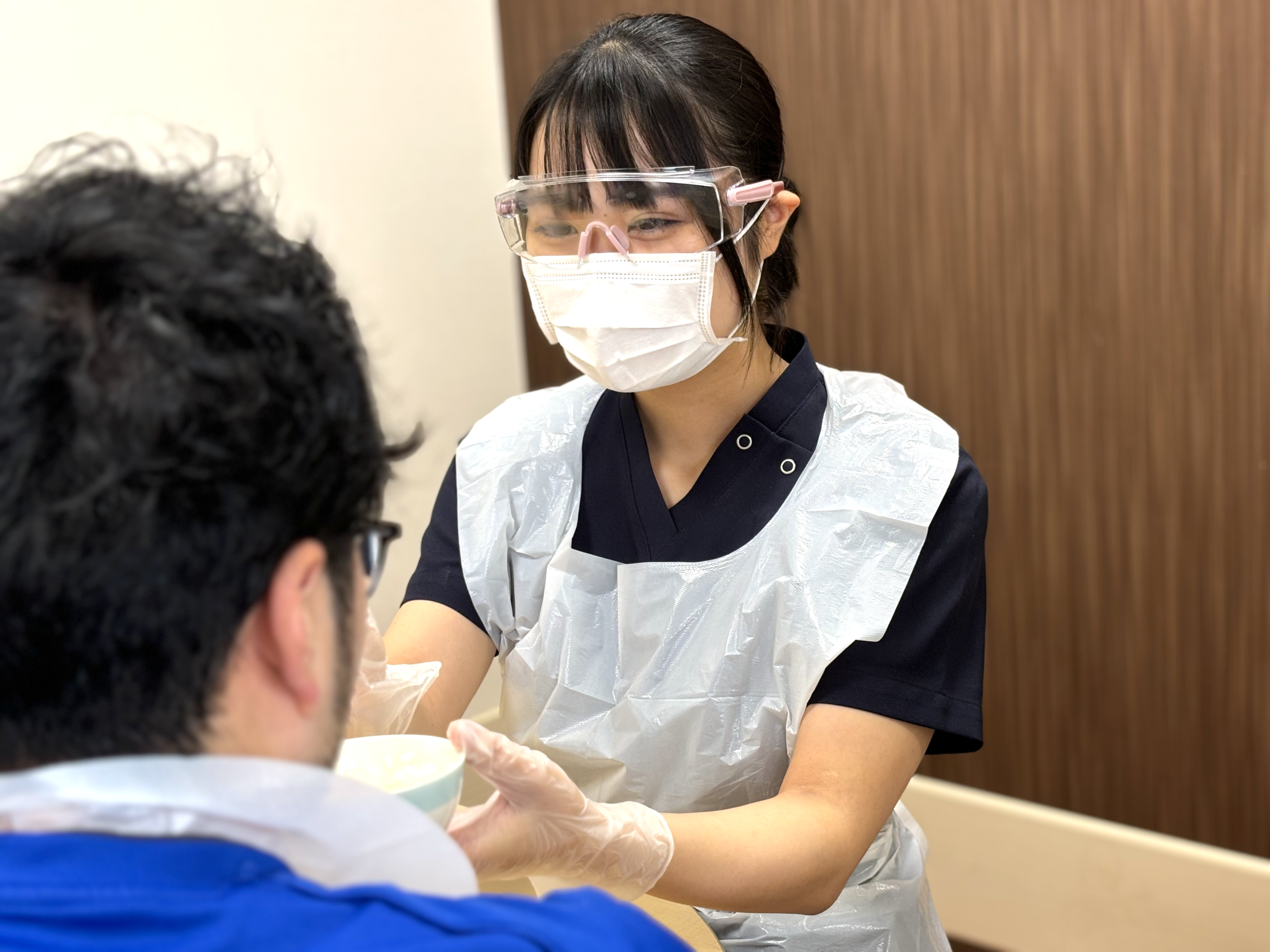 食事場面を支援する言語聴覚士